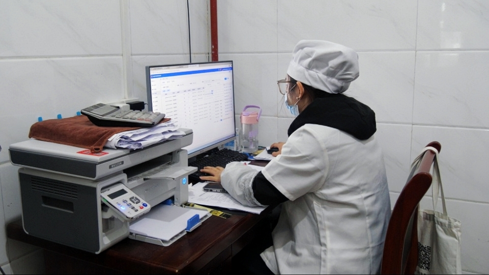 胡营初级中学食堂管理员在襄阳市学校食堂智慧监管平台查看采购信息(方小雨 摄)