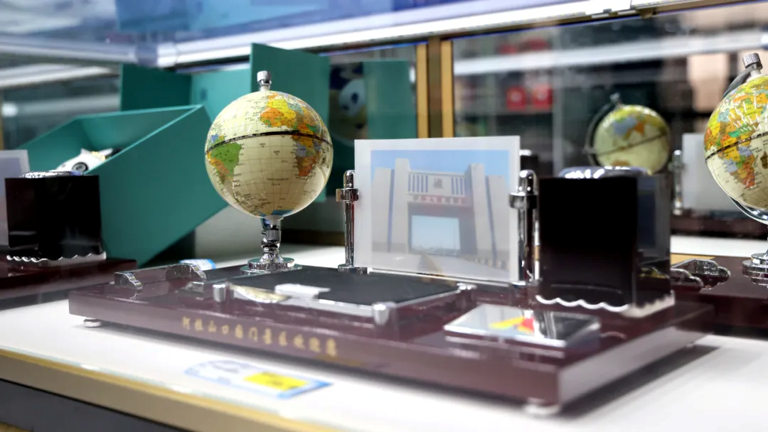 热销的阿拉山口相关文创产品(徐超 摄)