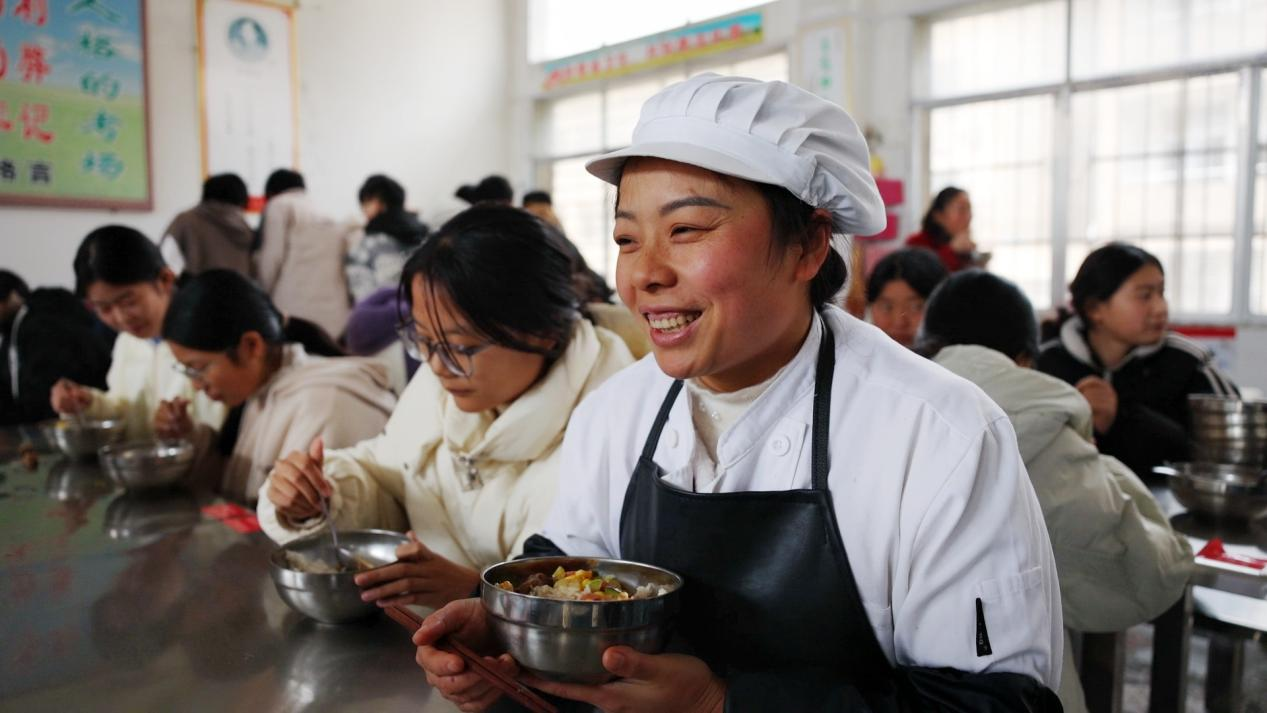 在薛坪镇初级中学,家长厨师和孩子同堂同餐(龚良杰 摄)