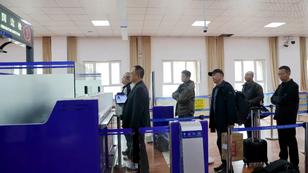 游客正在办理出境手续(刘丽娜 摄)