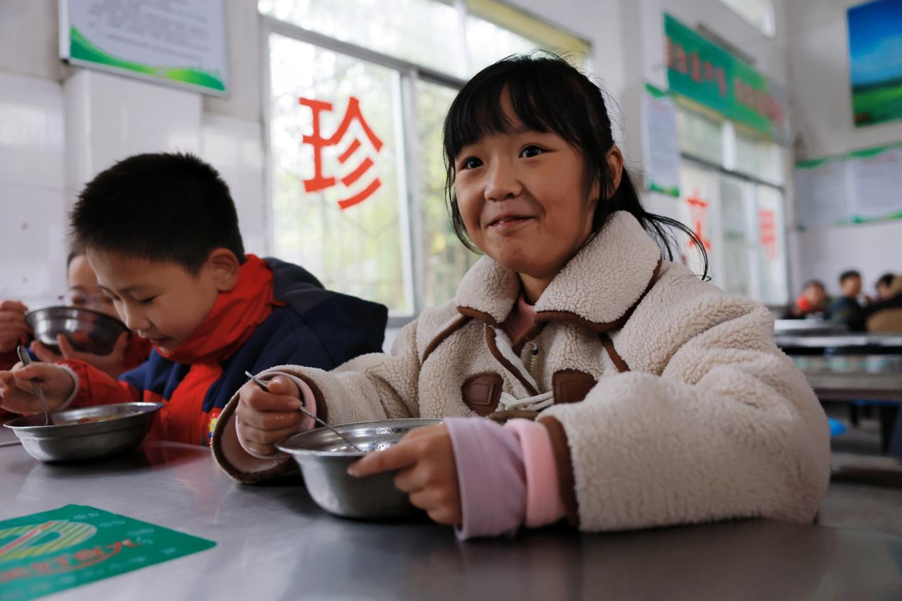 近四成厨师为学生家长 湖北南漳校园食堂飘出“家味道”
                                                        