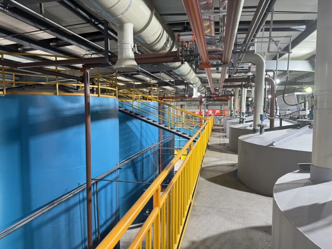 国内首台套“地沟油提炼工业油脂自动化成套生产线”及配套设施(高骏帆 摄)