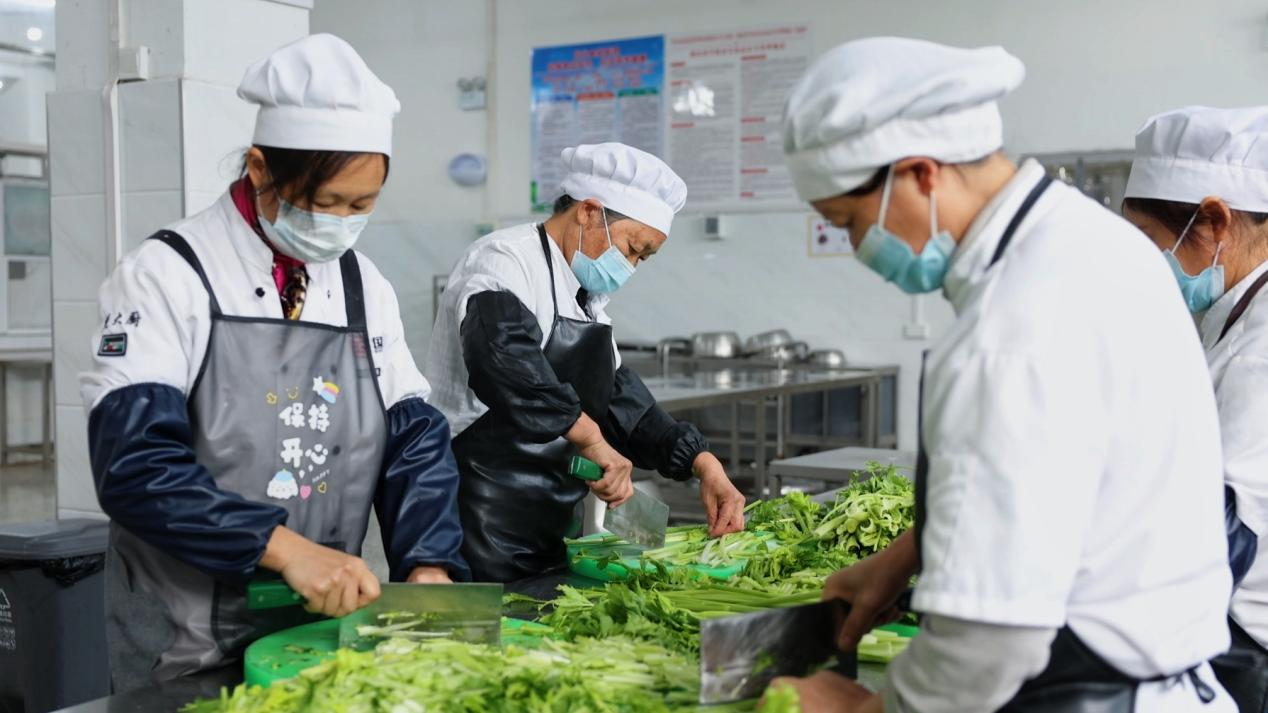 胡营初级中学的家长厨师们切菜备餐(方小雨 摄)