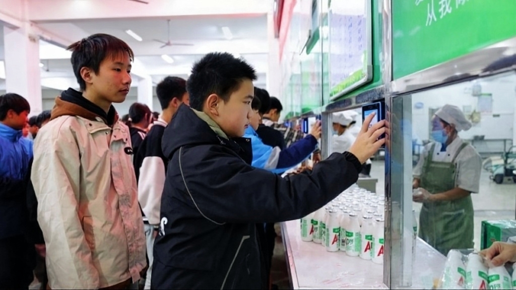 胡营初级中学的学生通过人脸识别系统实现智能取餐吃饭(楚欣懿 摄)