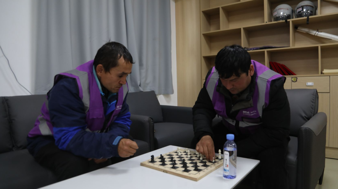 骑手工作之余娱乐放松(高依然 摄)