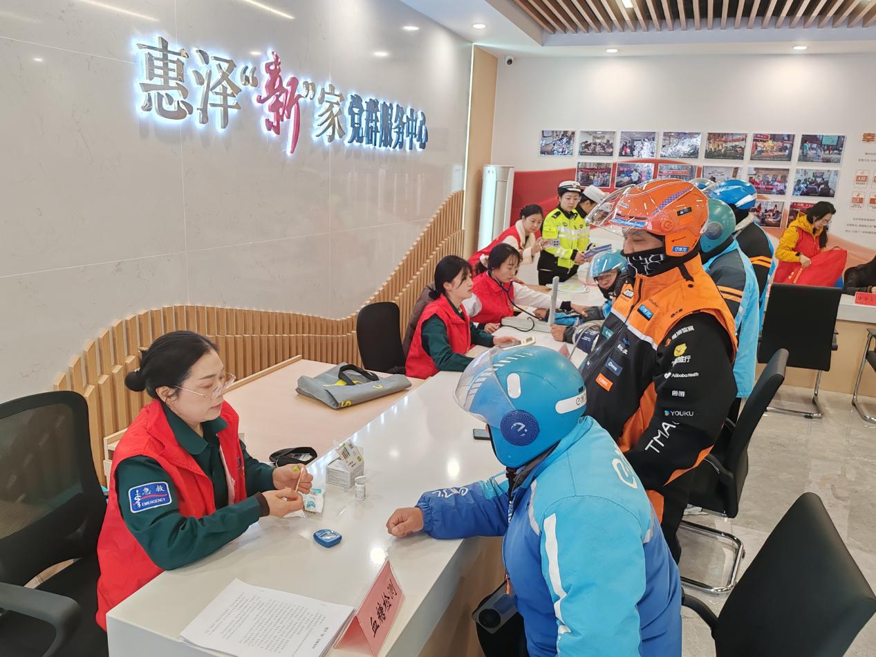 志愿者为新就业群体测量血糖血压(赵占成 摄)