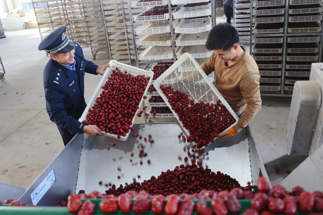 阿瓦提县民警正在普及安全生产知识(胡国华 摄)