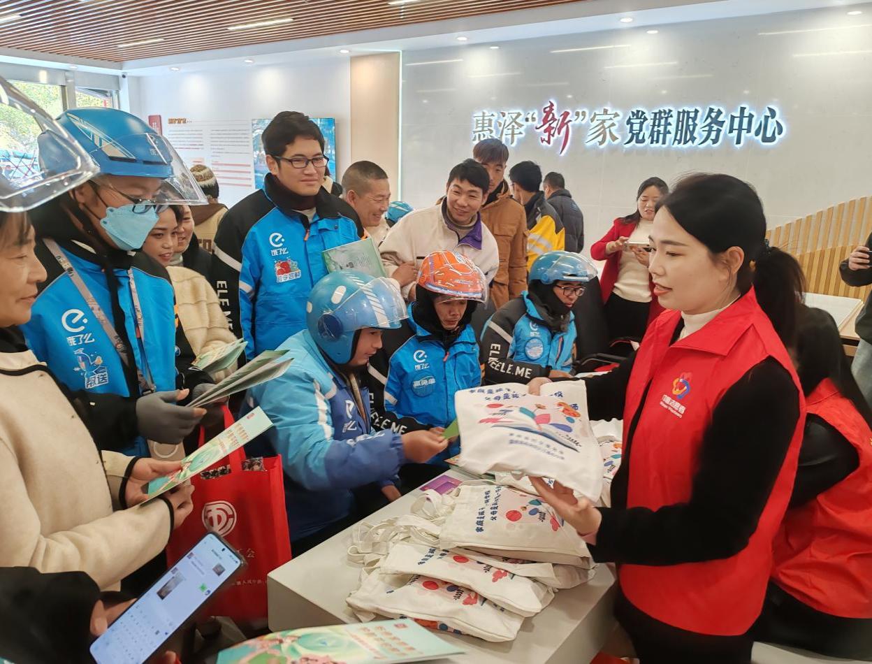 志愿者为新就业群体宣传法律知识(赵占成 摄)