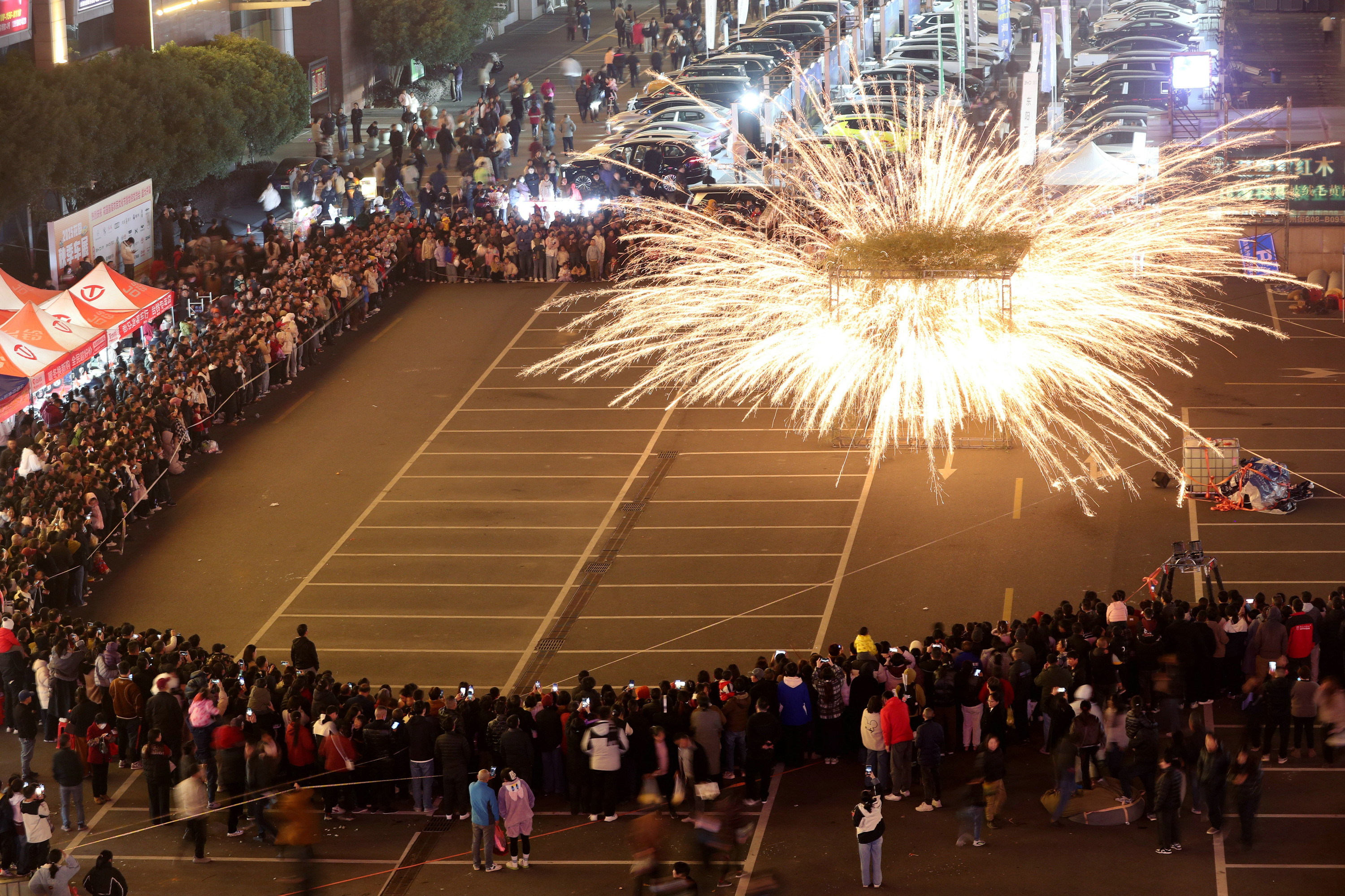 非遗打铁花璀璨夺目(王江红 摄)