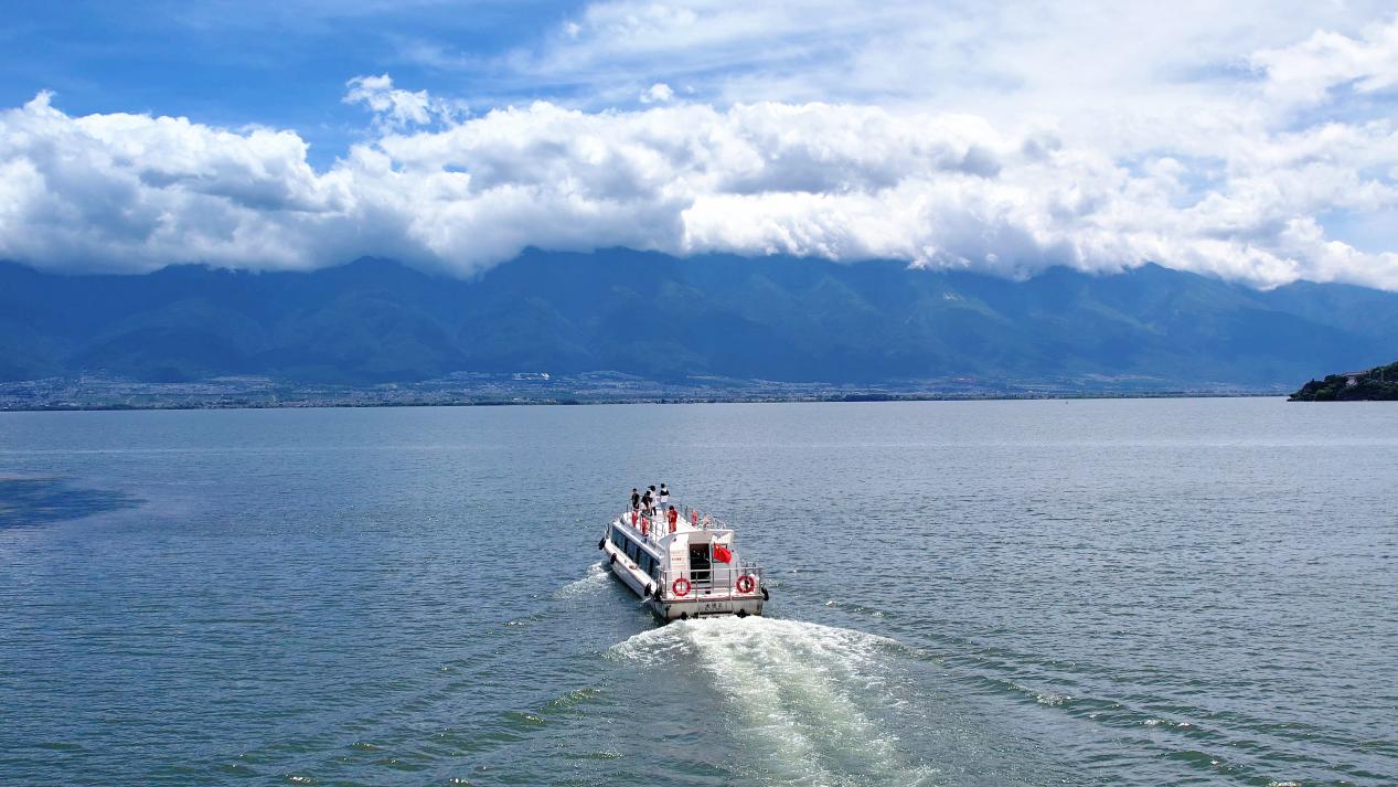 游客乘船游洱海(张静 摄)