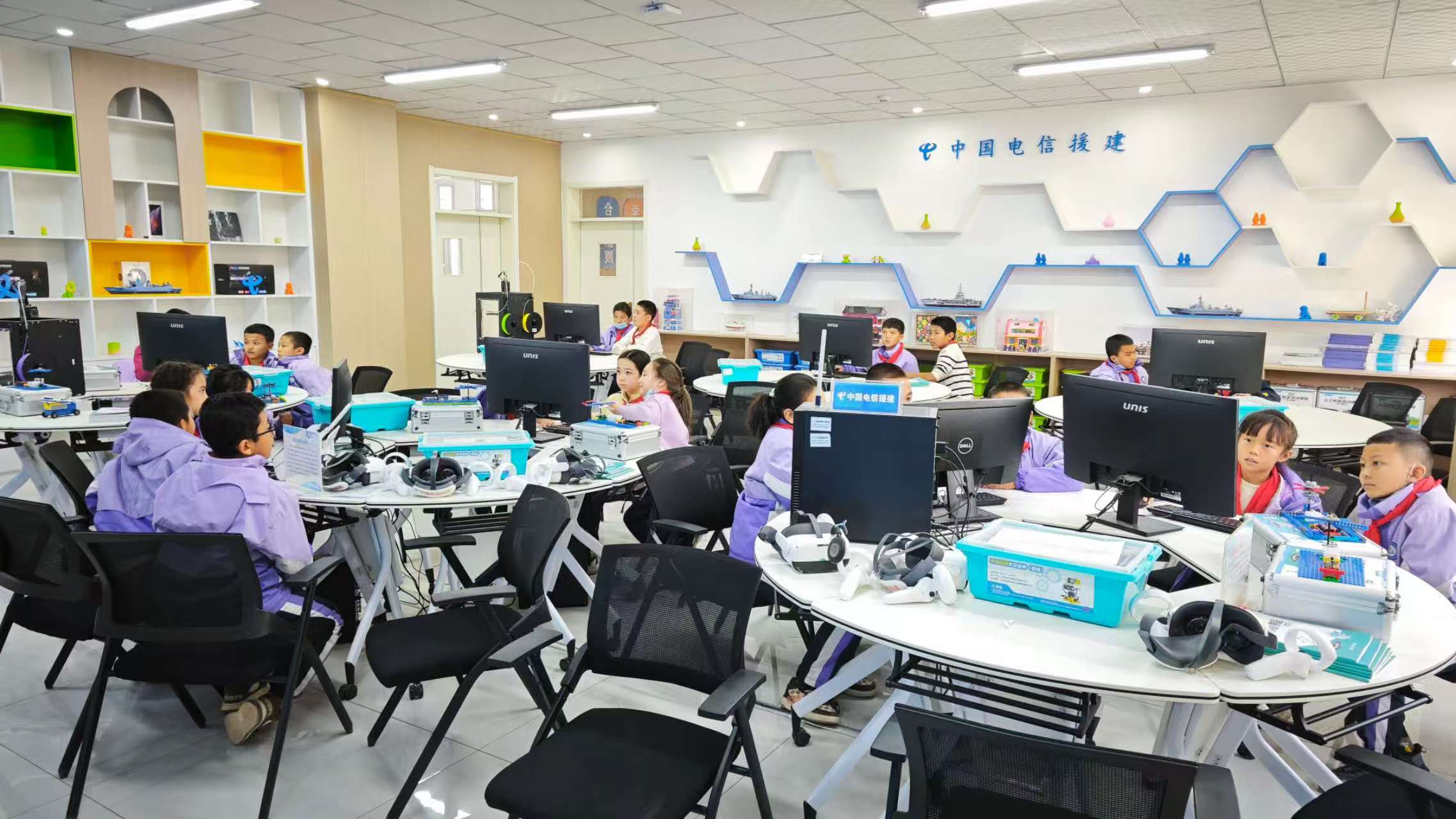 孩子们在创客教室开展图形化编程学习(李攀豪 摄)