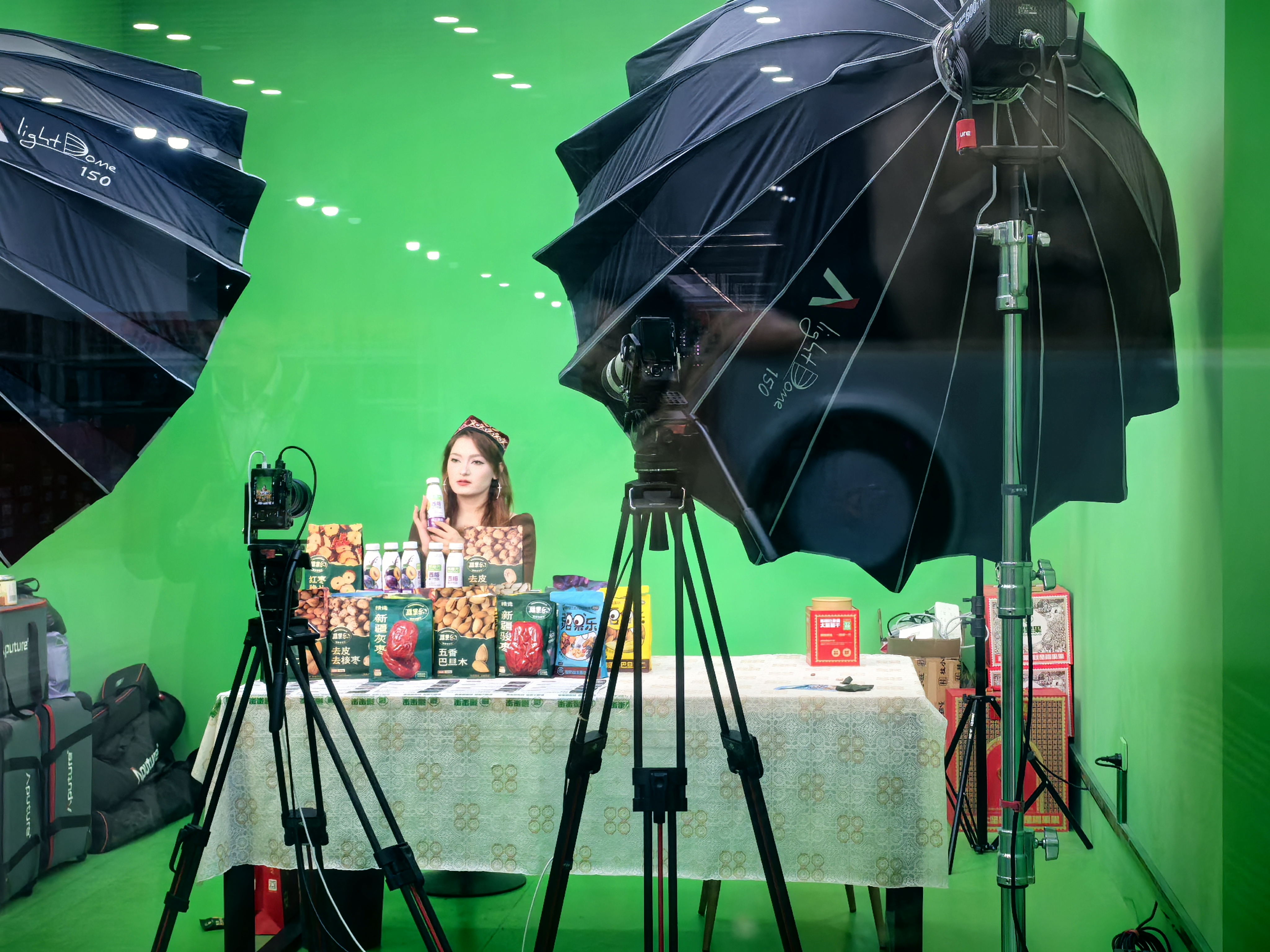 公司员工正在通过线上直播销售产品(查燕荣 摄)