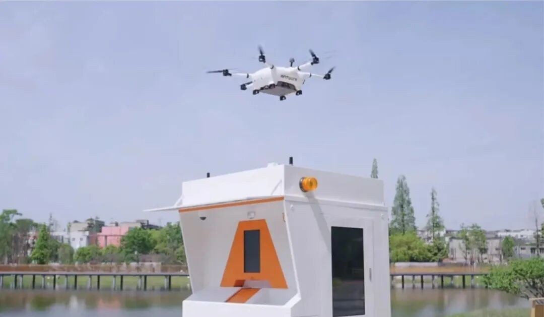 无人巡河机器人(陈崇蓉 摄)