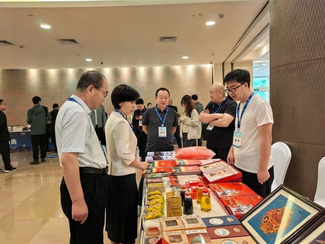 特色杂粮与文创产品亮相博鳌论坛展区(白旭平 摄)