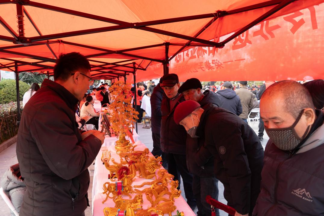 非遗技艺展示引市民驻足(武佩剑 摄)