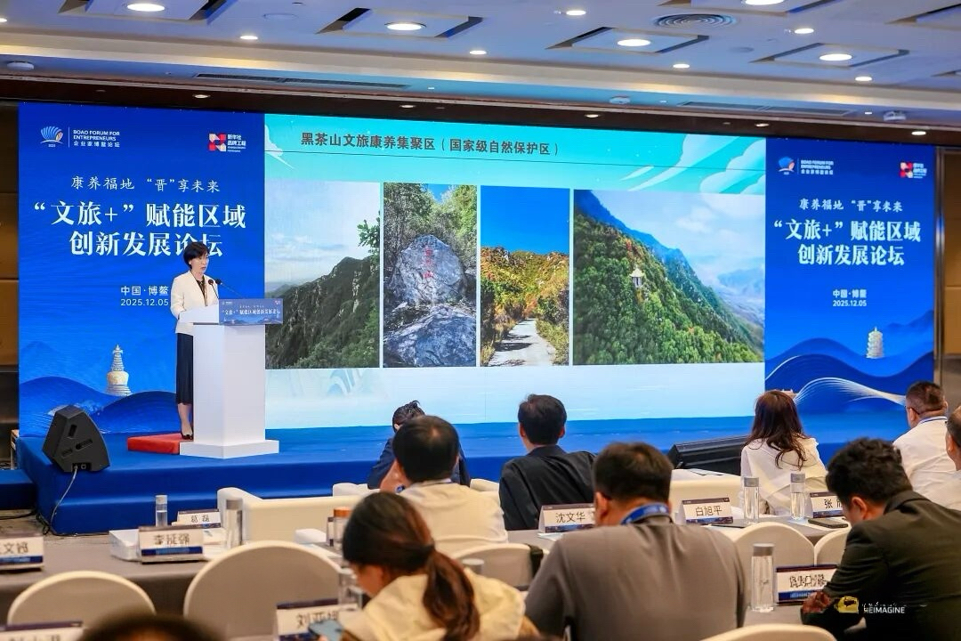 论坛现场,兴县设置文旅推介展台,通过实物展示、文旅推介、视频宣传等多种形式,全方位呈现兴县核心文旅资源,凭借鲜明的红色底蕴、生态康养魅力与杂粮产业特色,吸引众多领导嘉宾驻足参观,成为论坛上备受瞩目的焦点。其中,一袋袋颗粒饱满、色泽诱人的兴县杂粮尤为抢眼,成为现场“明星产品”,让参会嘉宾对兴县特色农业有了更直观的认识。此次集中亮相,不仅进一步提升了兴县的知名度和影响力,也为未来文旅康养产业拓展合作空间、探索发展路径提供了新的契机。