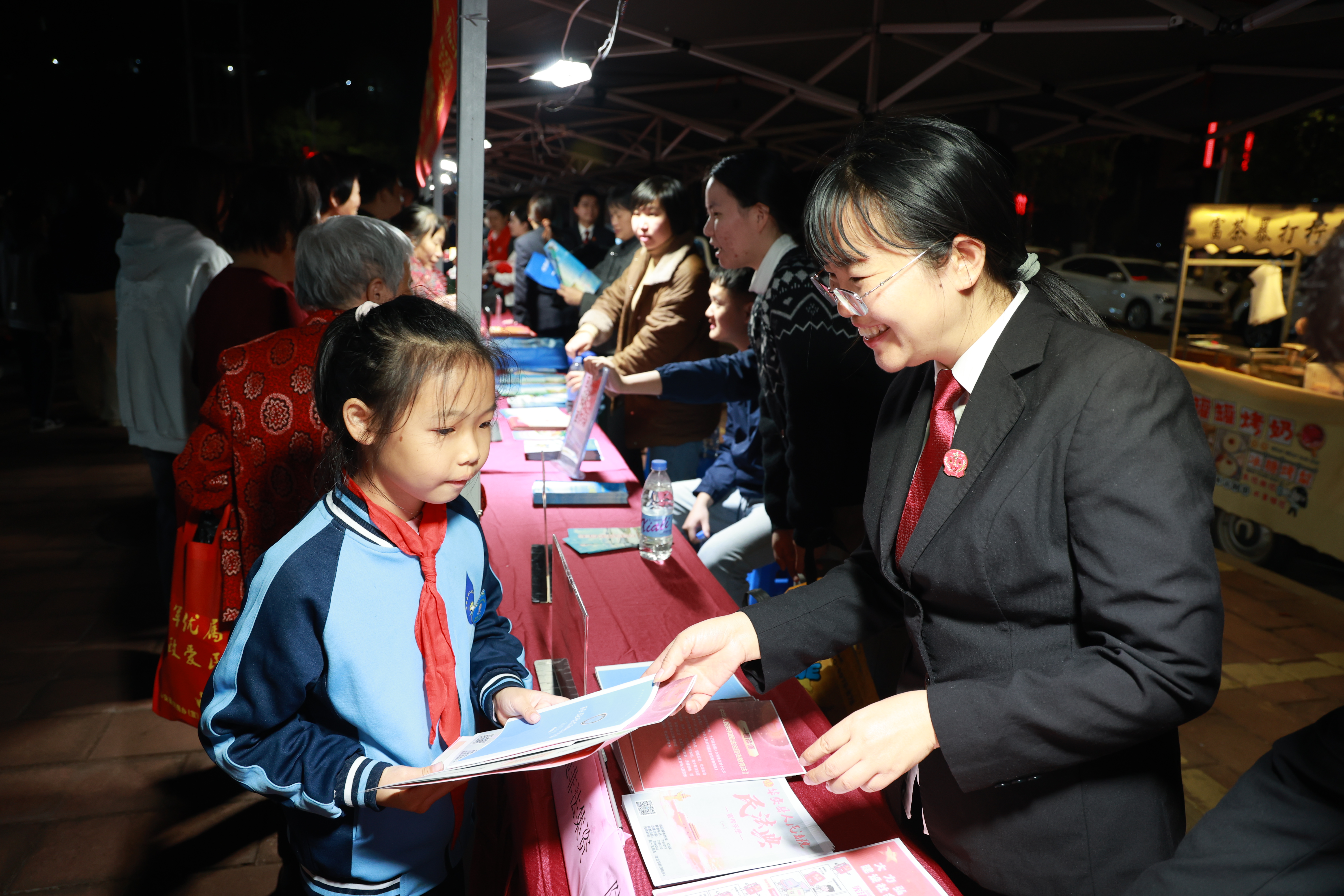 “法治集市”为群众普法(汤平 摄)