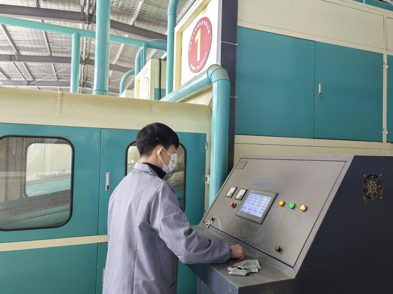 工人在车间操作艾叶提绒设备(吴庆 摄)