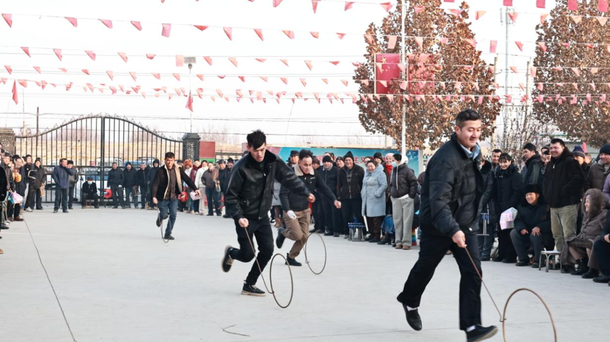群众参加滚铁轮活动(沈雨晴 摄)