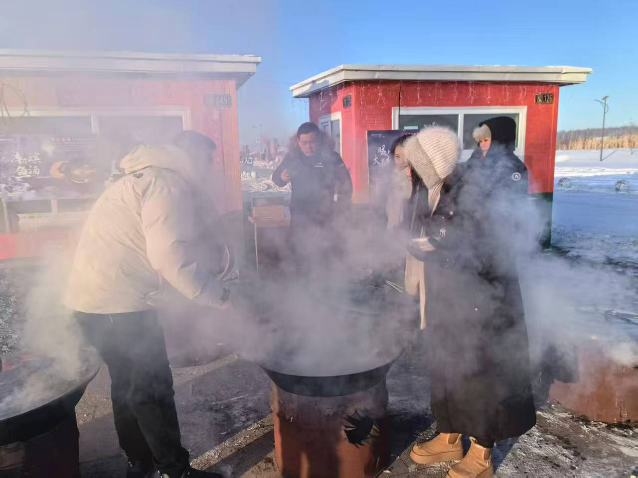 古纳温(大平台)雾凇景区雪韵大集(咸海萍 摄)
