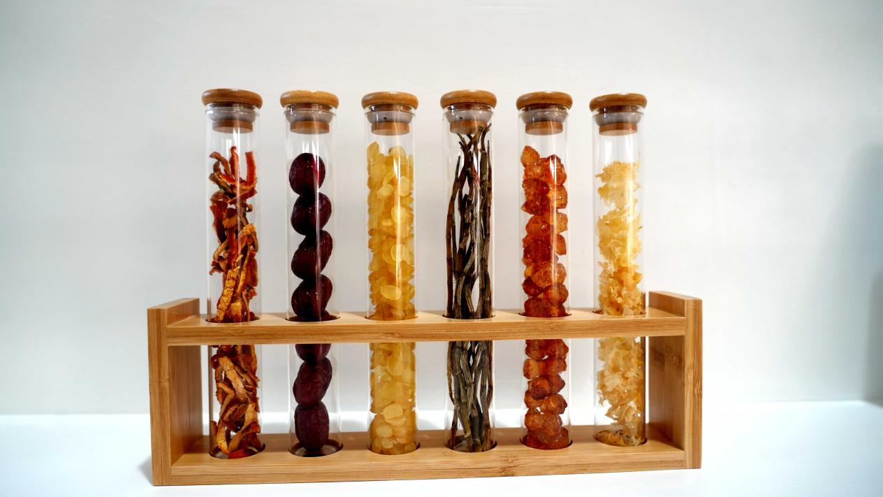 阿克苏豫闰疆健康食品有限责任公司生产的雪水金盏燕窝炖苹果部分配料(赵新昌 摄)