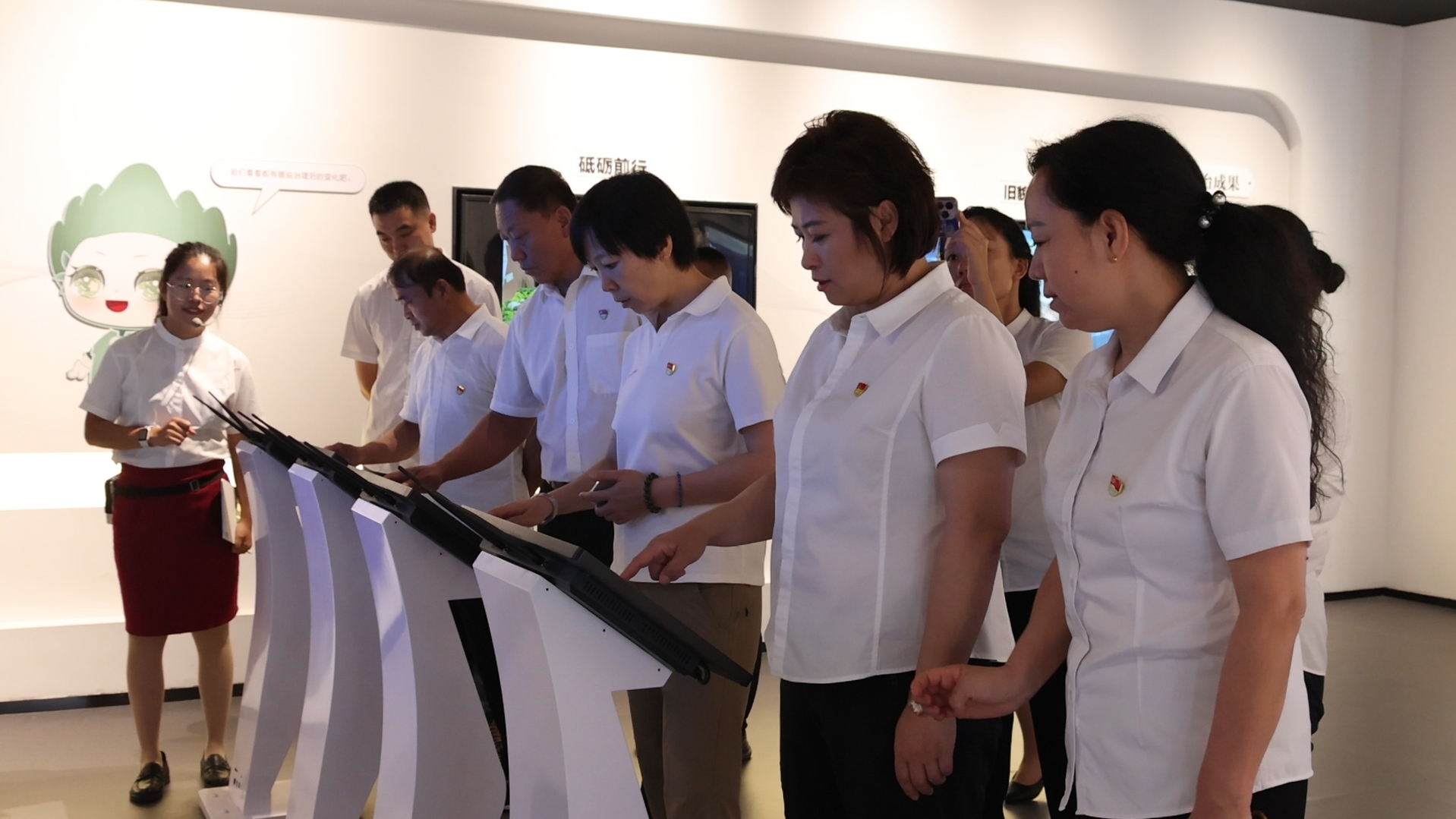 加格达奇林业局基层党组织书记及党群部门部分专职党务干部参观原山艰苦创业纪念馆、党性体检馆和焦裕禄展馆,通过历史实物、图像资料和场景复原,深刻体悟原山精神。(魏彦昭 摄)