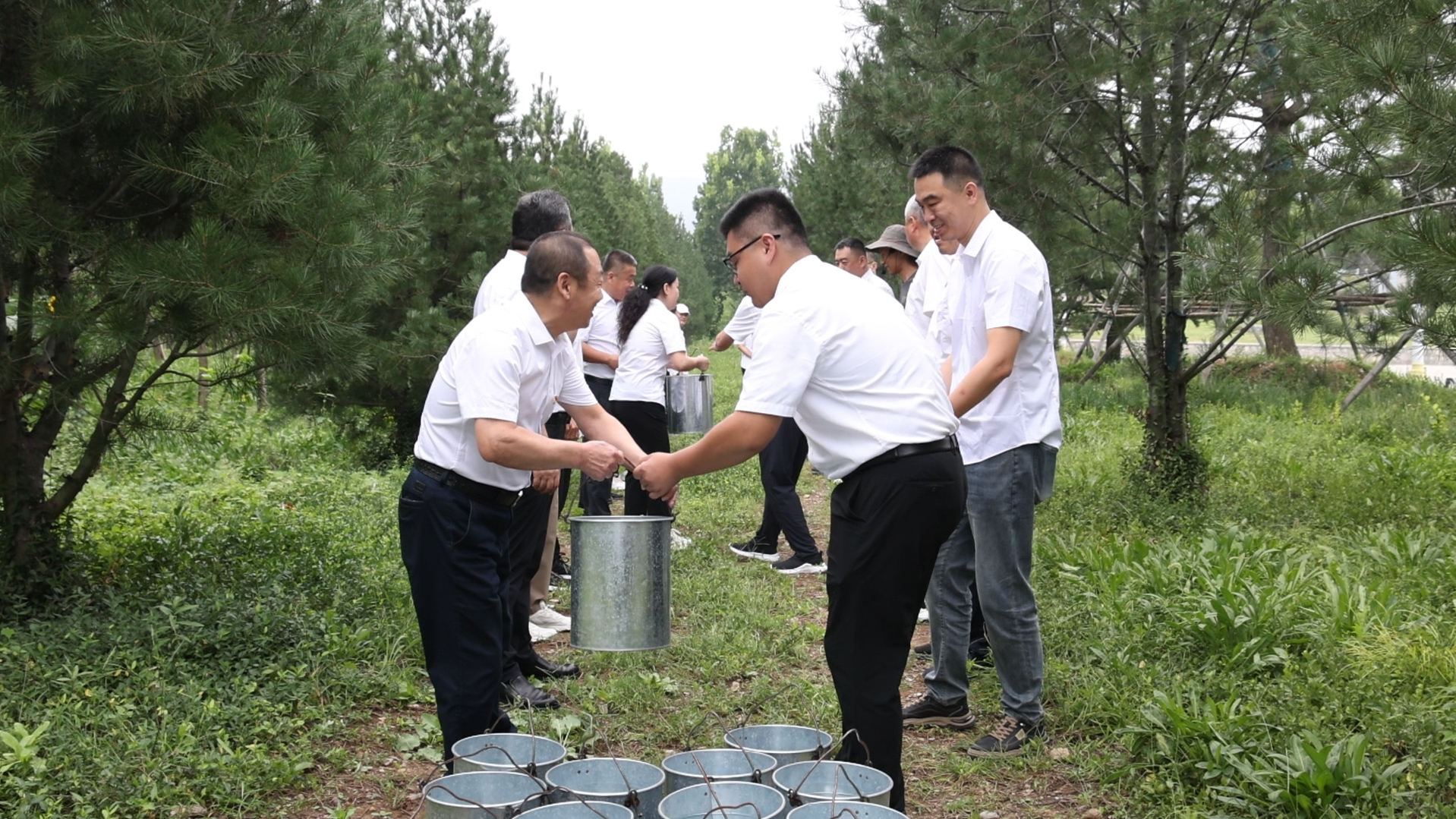 加格达奇林业局党委组织全局基层党组织书记及党群部门部分专职党务干部30余人,赴山东原山艰苦创业教育基地开展专题培训,体验原山林场“百人传水”的生态建设壮举。(魏彦昭 摄)