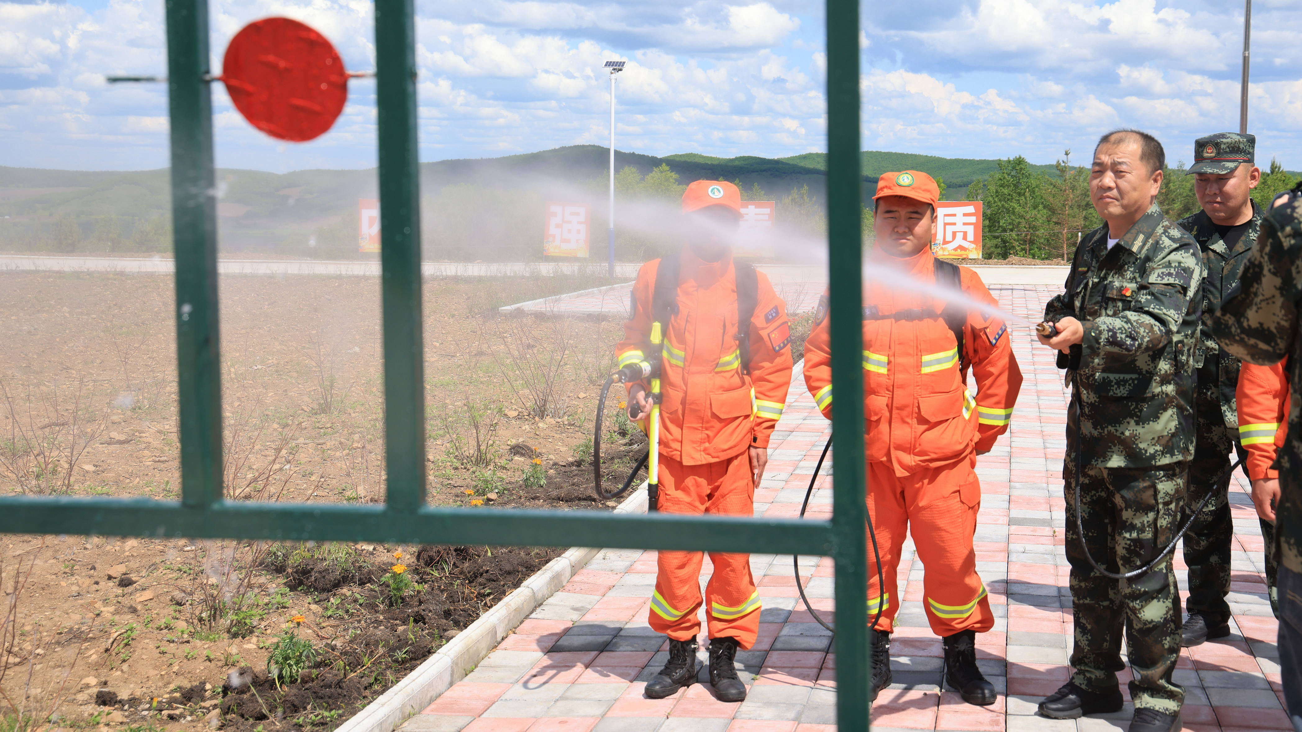 加格达奇林业局班子成员深入森林消防二大队一线营区开展专题调研,同步启动沉浸式学习体验并参与灭火装备操作。(魏彦昭 摄)