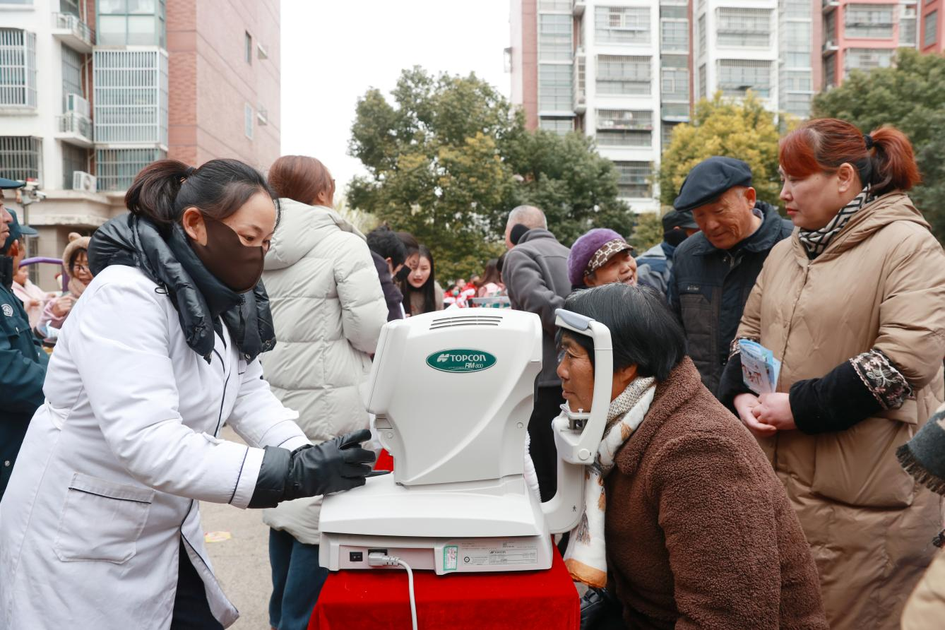 现场群众体验眼科检查(吴天元 摄)