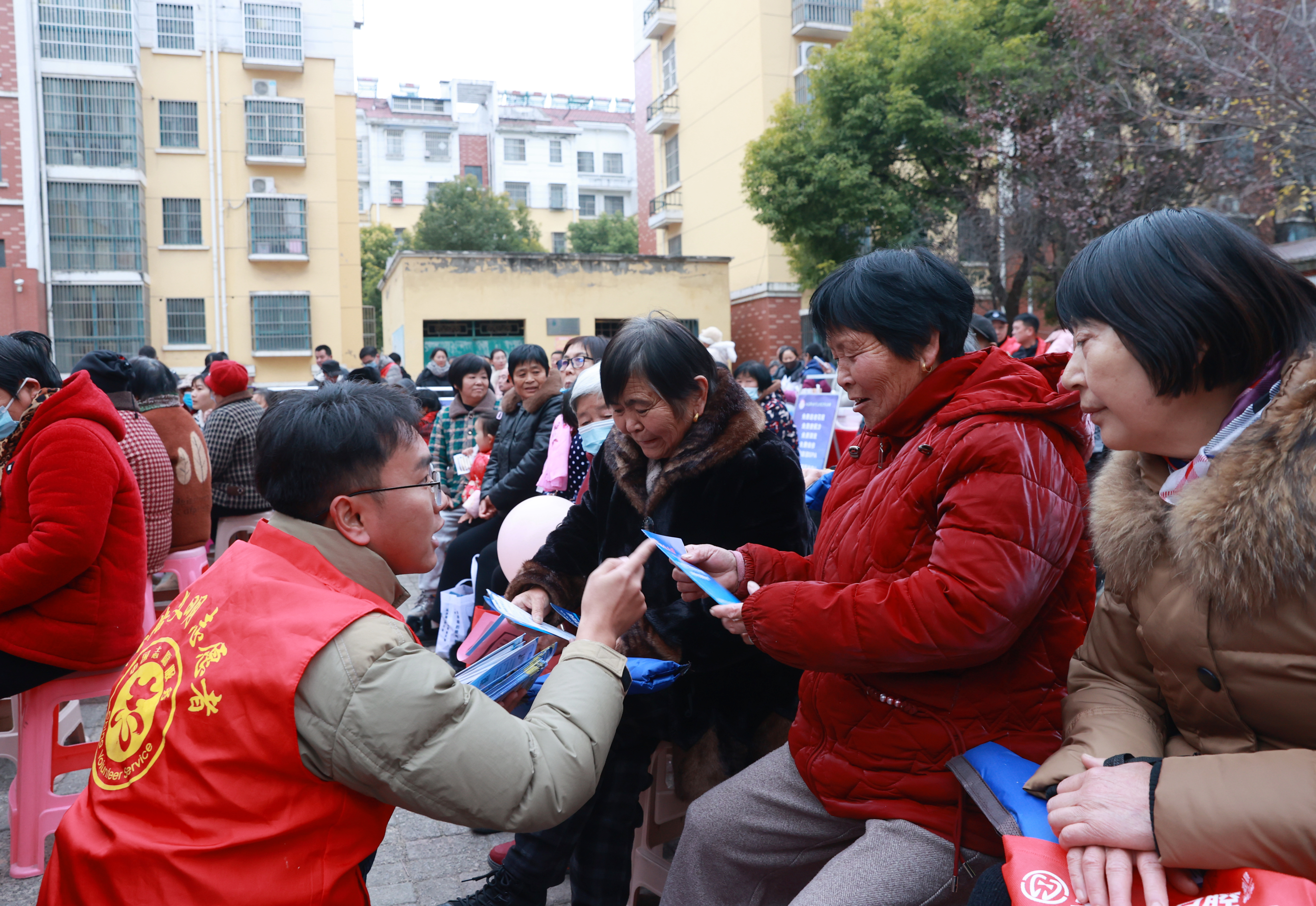 文明实践志愿者对现场群众开展宣传活动(吴天元 摄)