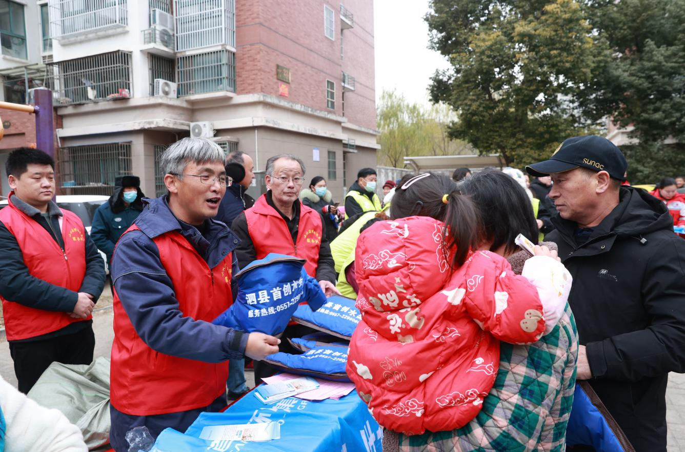 现场发放水表保温棉(吴天元 摄)