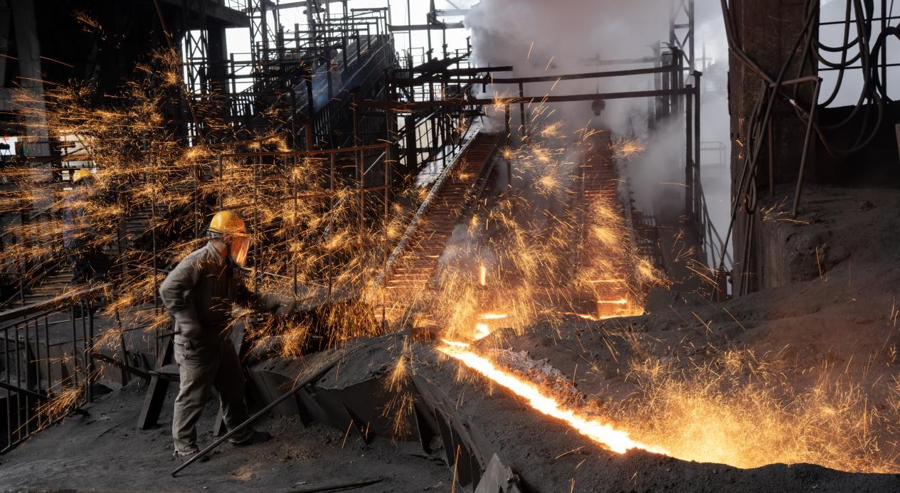 广元市领航科技发展有限公司生产车间工人在生产线上作业(周俊 摄)