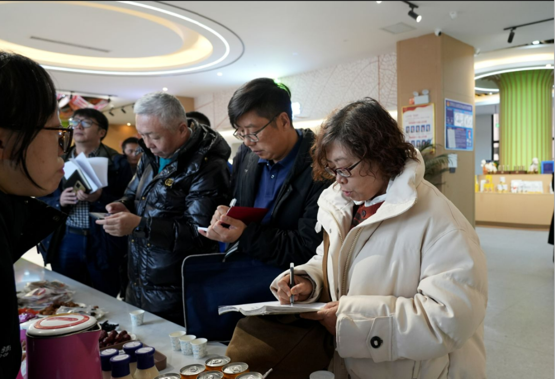 媒体和社会各界深入了解柯坪特色农业(艾热提 摄)