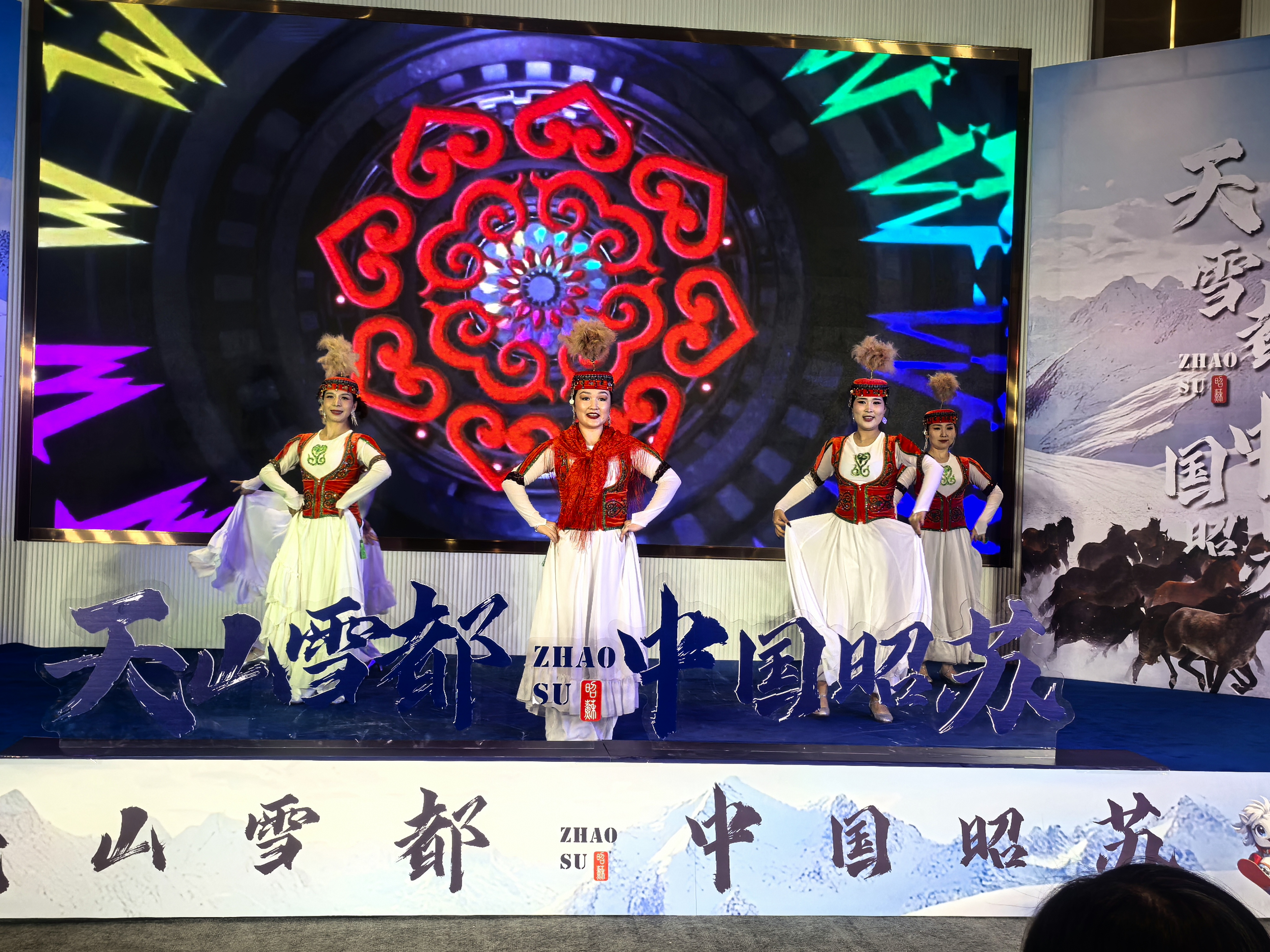 推介会现场文艺表演(查燕荣 摄)