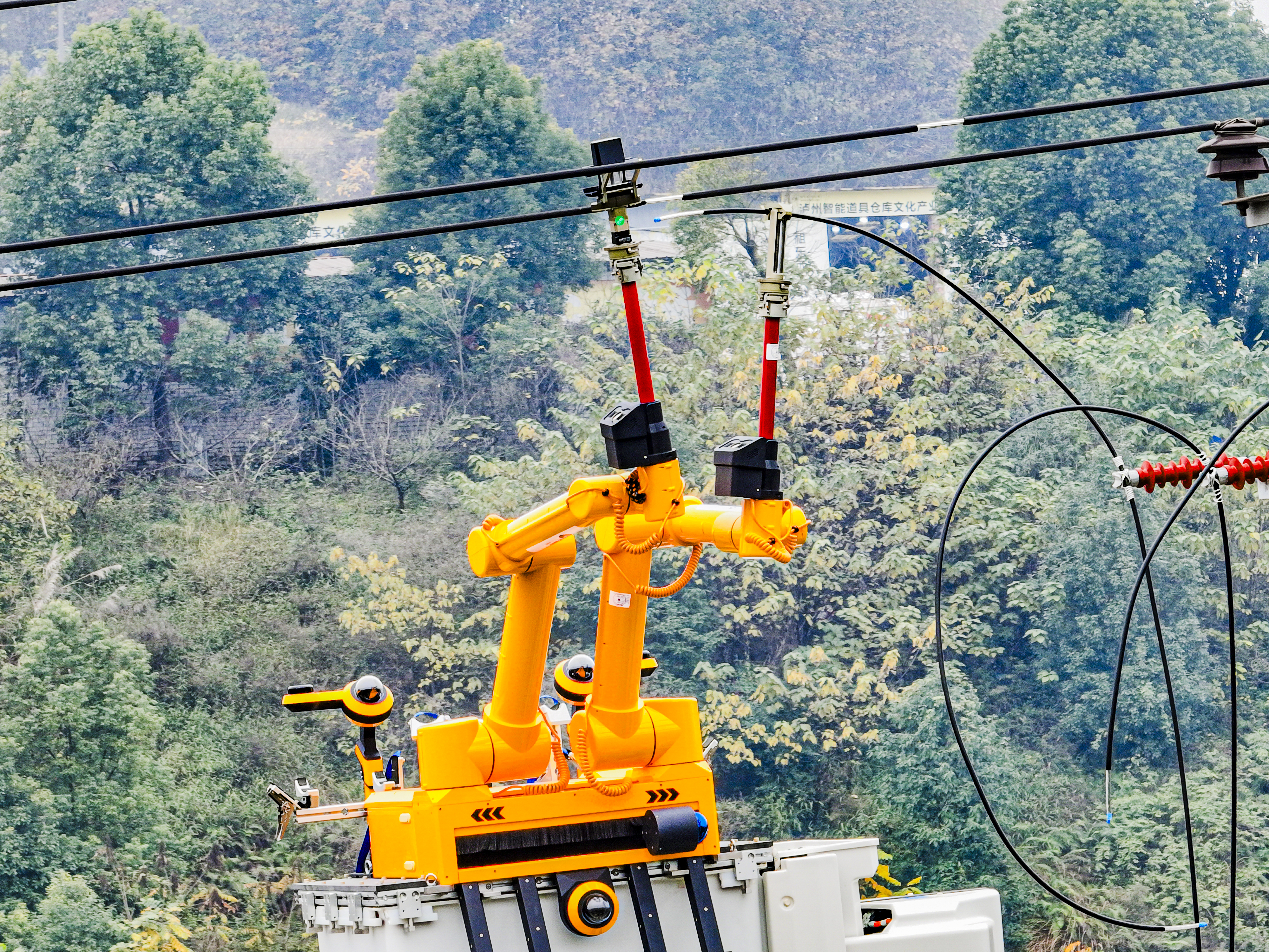 国网泸州供电公司首次应用机器人开展带电作业(郑成 摄)