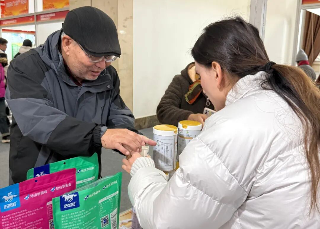 柯坪县优质农产品吸引众多采购商与消费者驻足洽谈、品鉴(张鑫茹 摄)