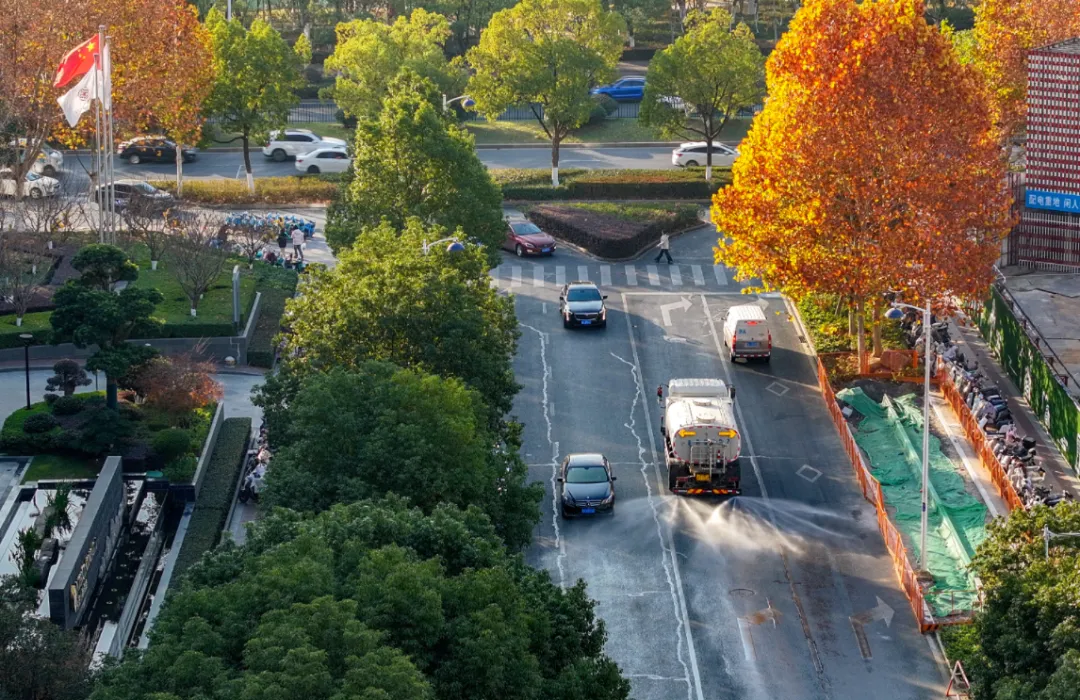 洒水车在花亭湖路上作业(宗雷 摄)