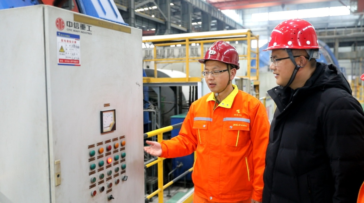 庐江县工信局负责人(右一)到矿山企业调研(钱良好 摄)