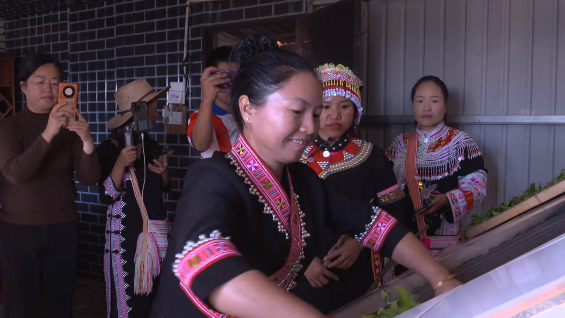 她们边学习锥栗炒茶,边练习直播。(陈吉仙 摄)