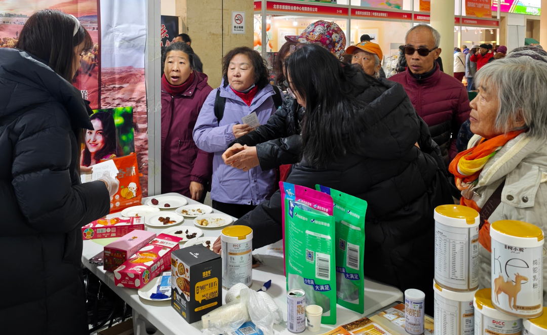 柯坪县优质农产品吸引众多采购商与消费者驻足洽谈、品鉴(张鑫茹 摄)