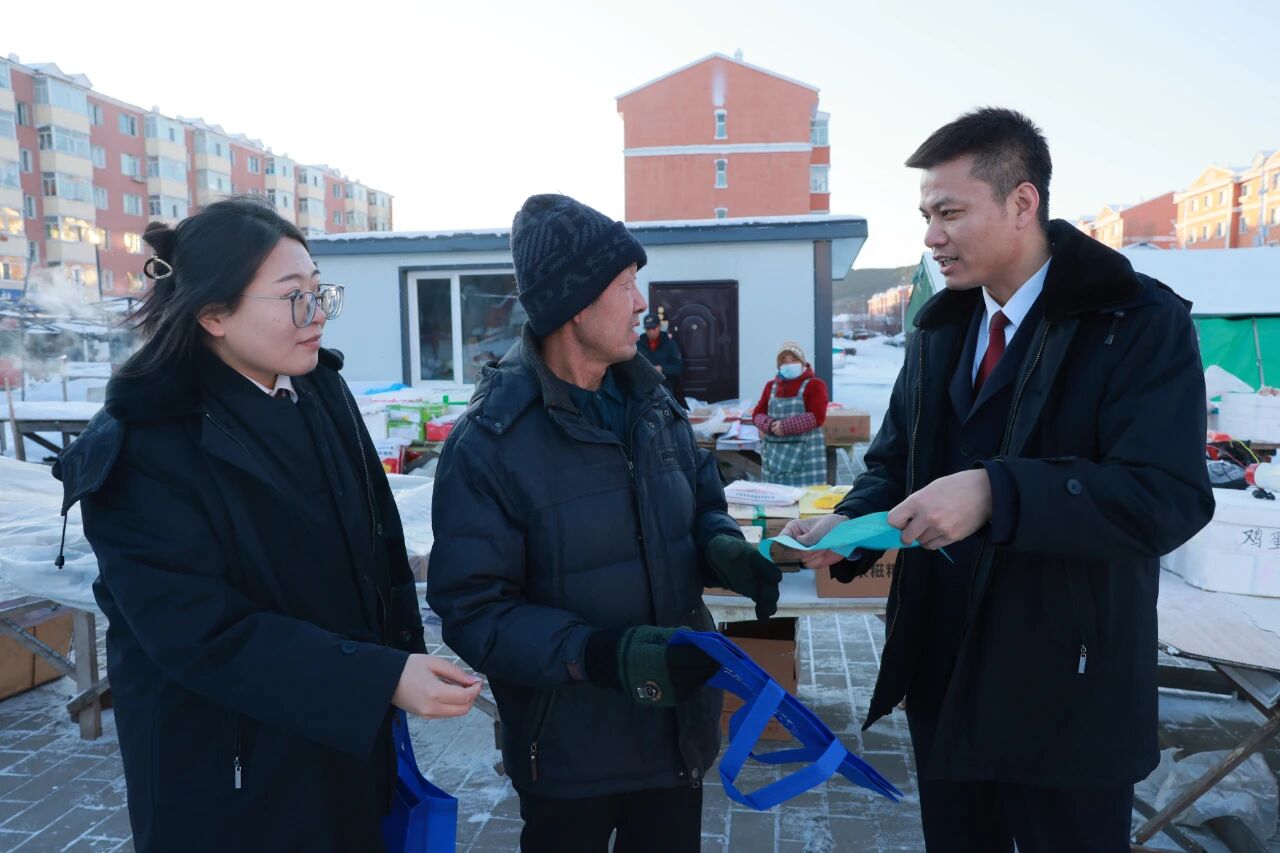 发放普法手册(董云玲 摄)