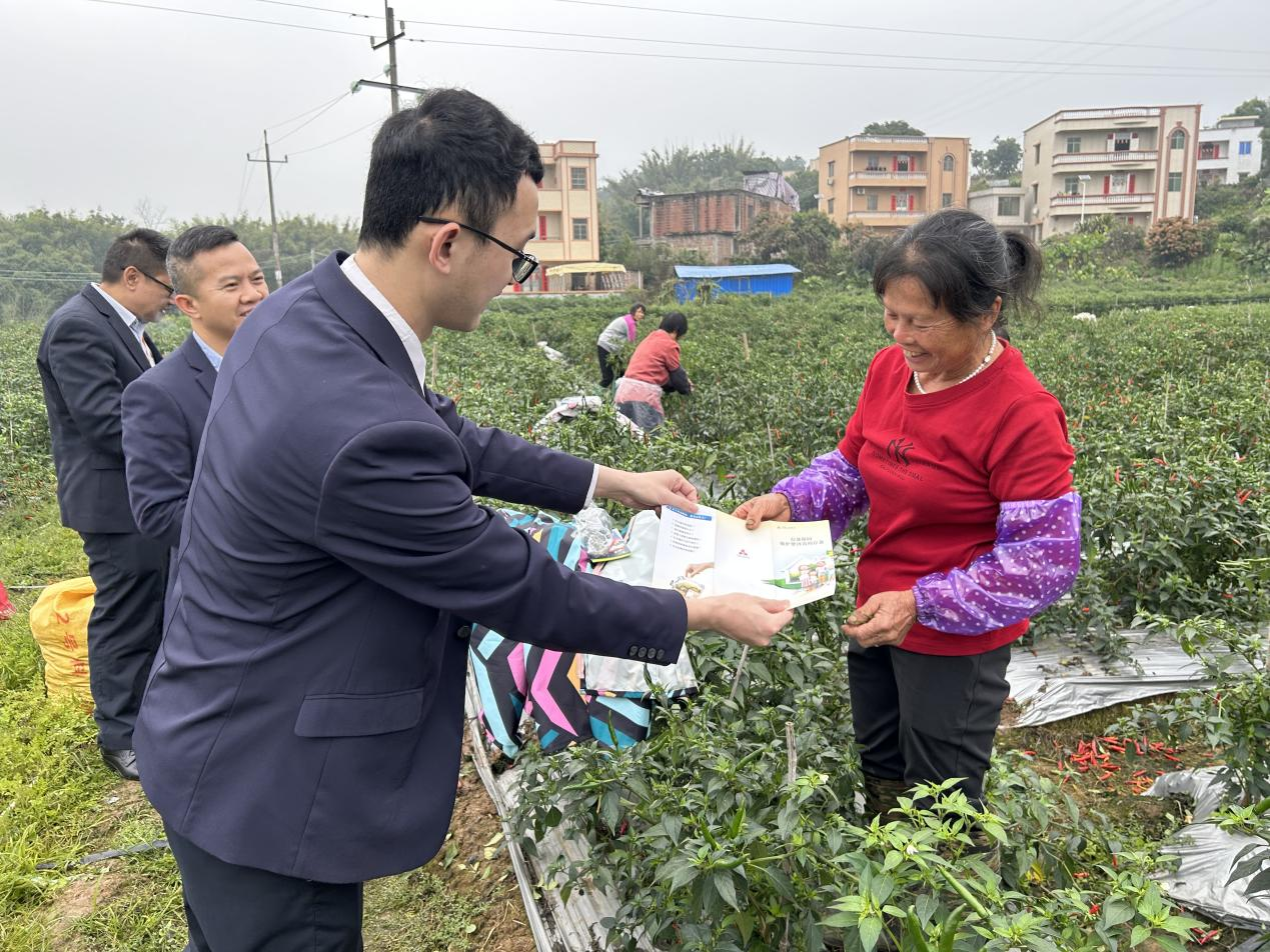 罗定农商银行工作人员将金融服务送到田间地头 (邝莹 摄) 配图1
