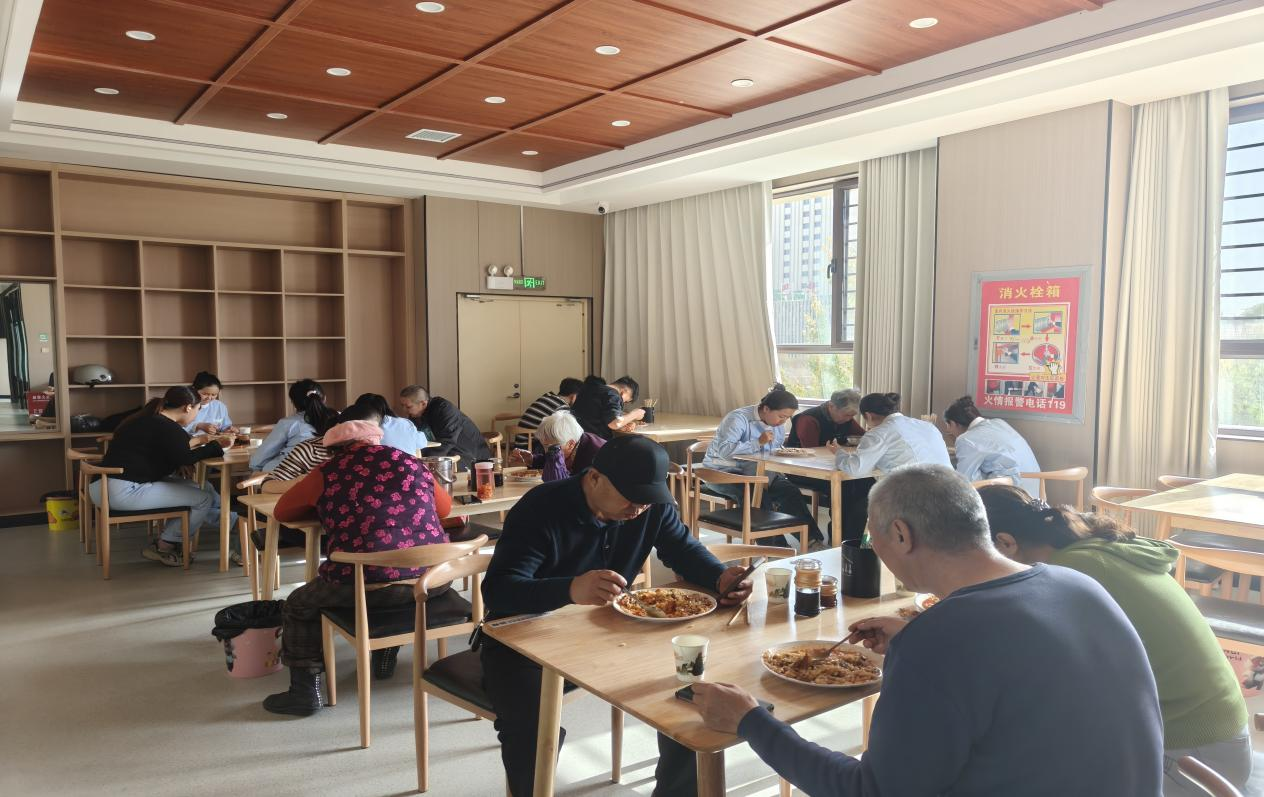 群众在水韵大食堂就餐(刘可琴 摄)