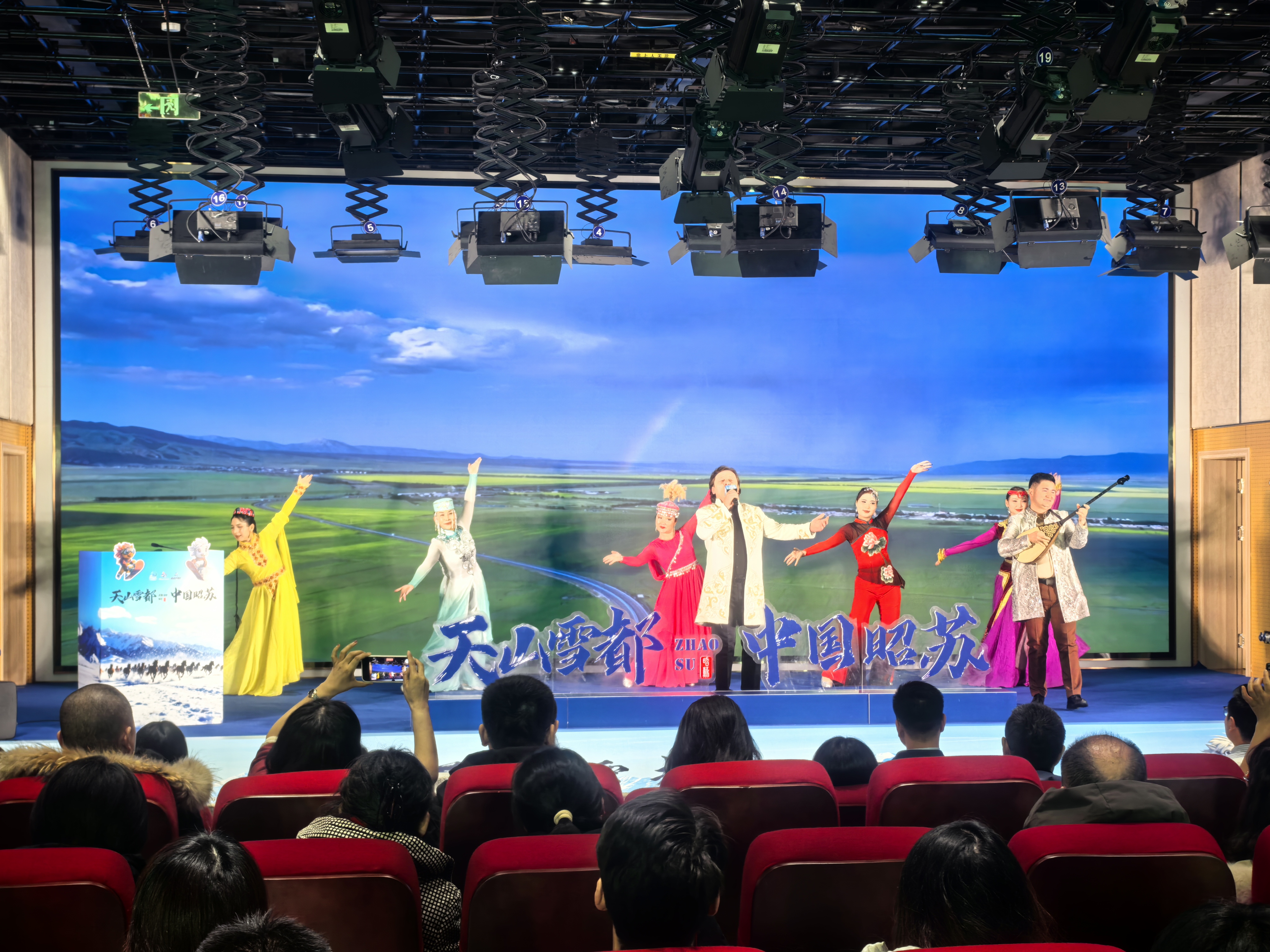 推介会现场文艺表演(查燕荣 摄)