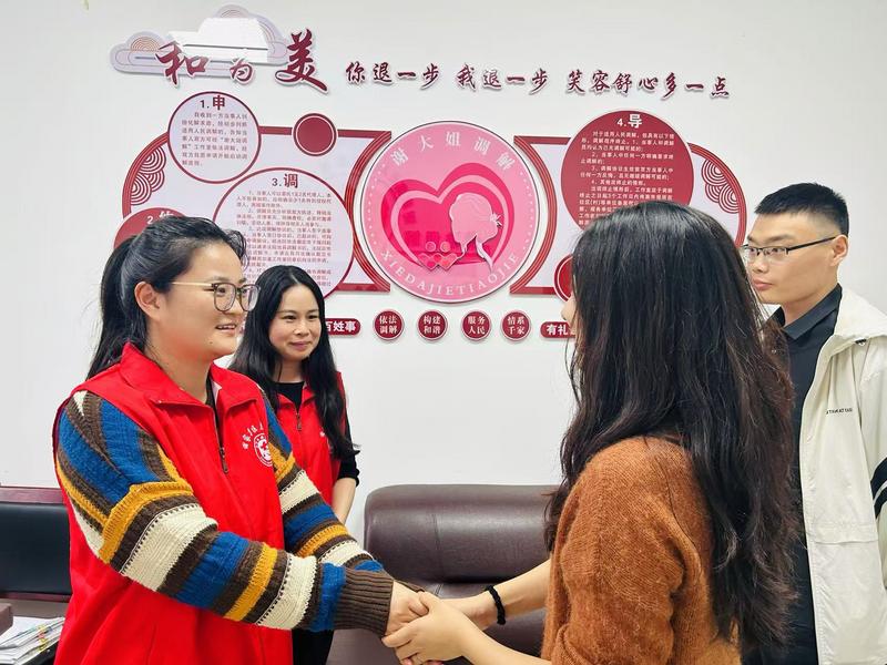 志愿服务现场(黄琴 摄 )