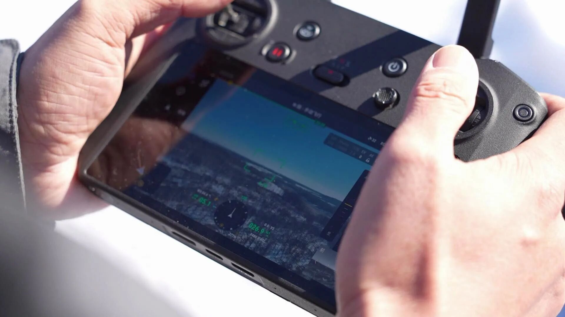 无人机探查(李墨晗 摄)