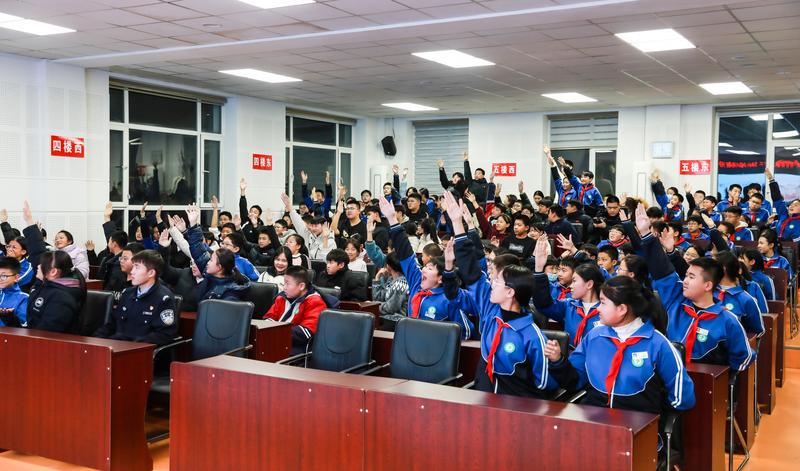 集安市“警、检、校”三方联合进校园开展霸凌防治专题讲座(依震龙 摄)