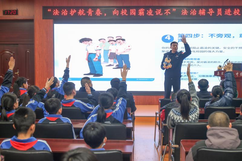 集安市“警、检、校”三方联合进校园开展霸凌防治专题讲座(依震龙 摄)