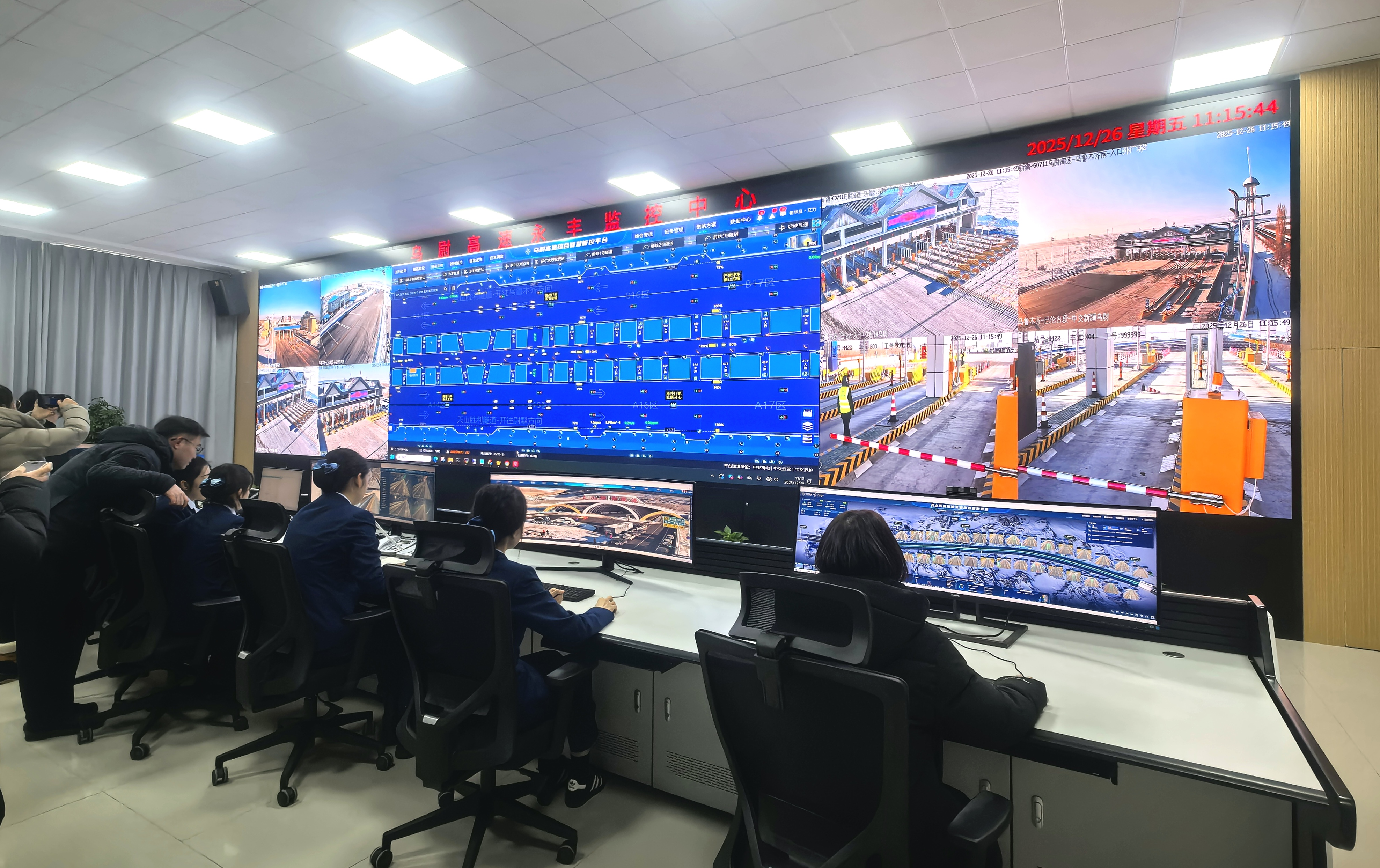 媒体记者参观乌尉高速永丰监控中心(查燕荣 摄)