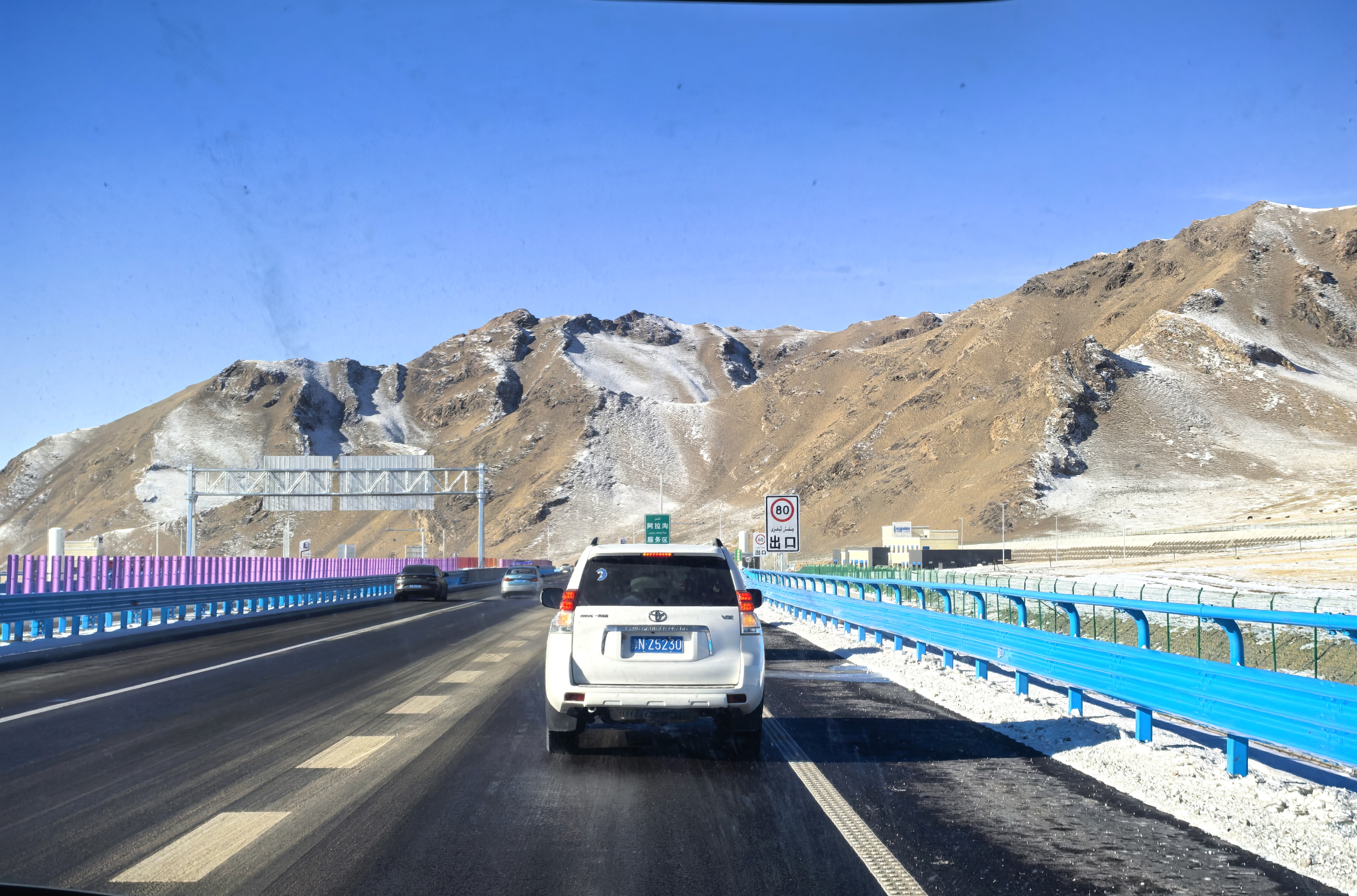 车辆行驶在乌尉高速上(查燕荣 摄)